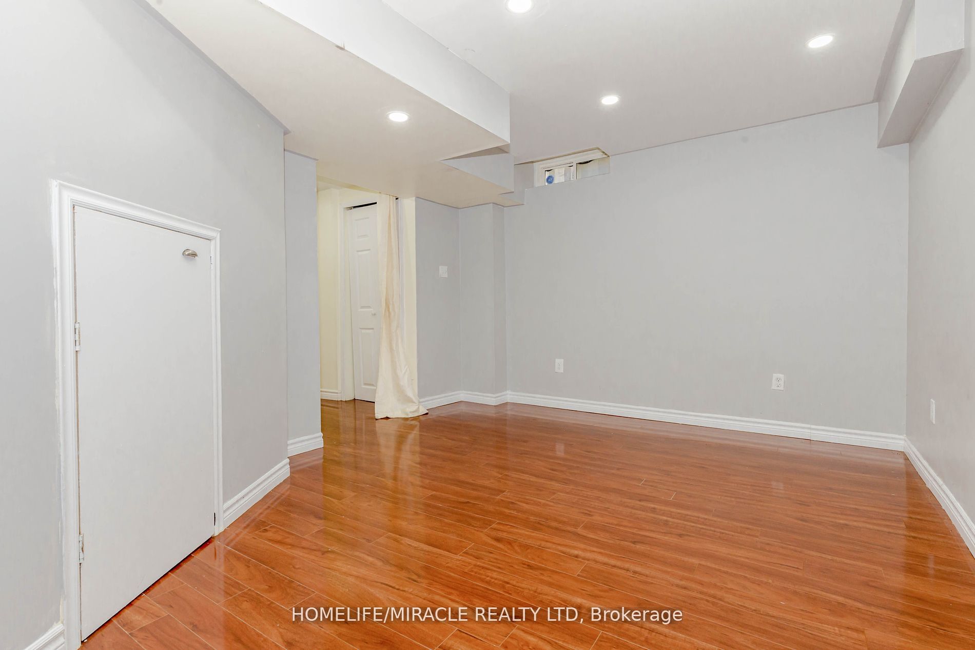 4 Vauxhall Cres E Property Photo 35