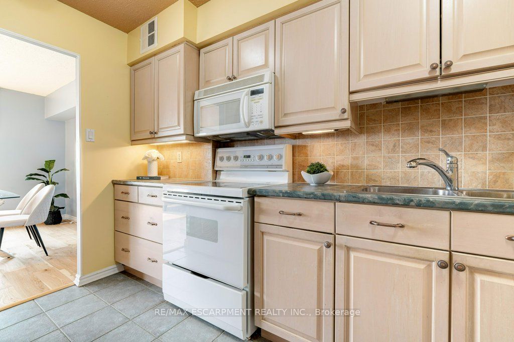 2055 Upper Middle Rd 6 Property Photo 7