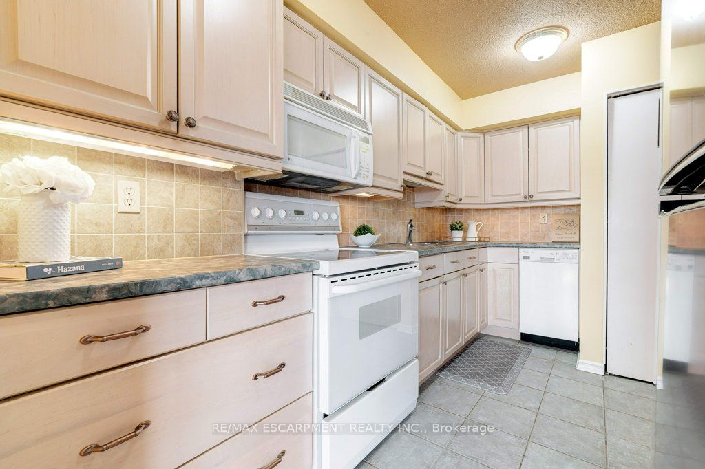 2055 Upper Middle Rd 6 Property Photo 8