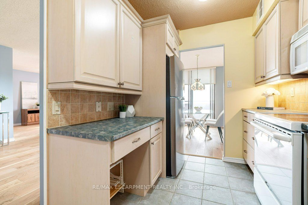 2055 Upper Middle Rd 6 Property Photo 9
