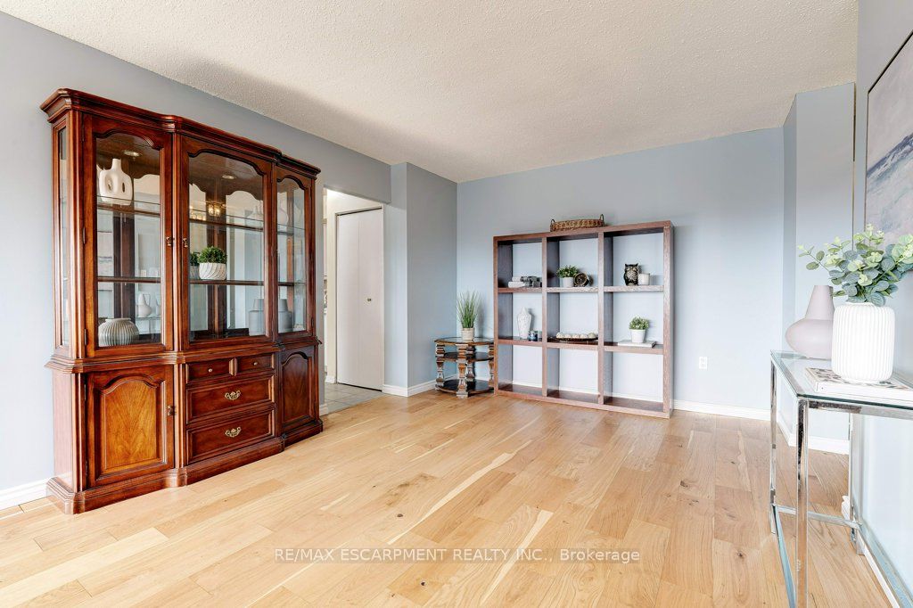 2055 Upper Middle Rd 6 Property Photo 11