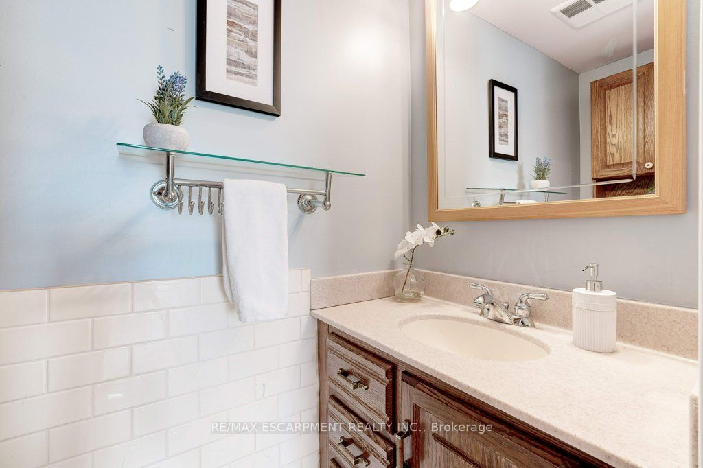 2055 Upper Middle Rd 6 Property Photo 19