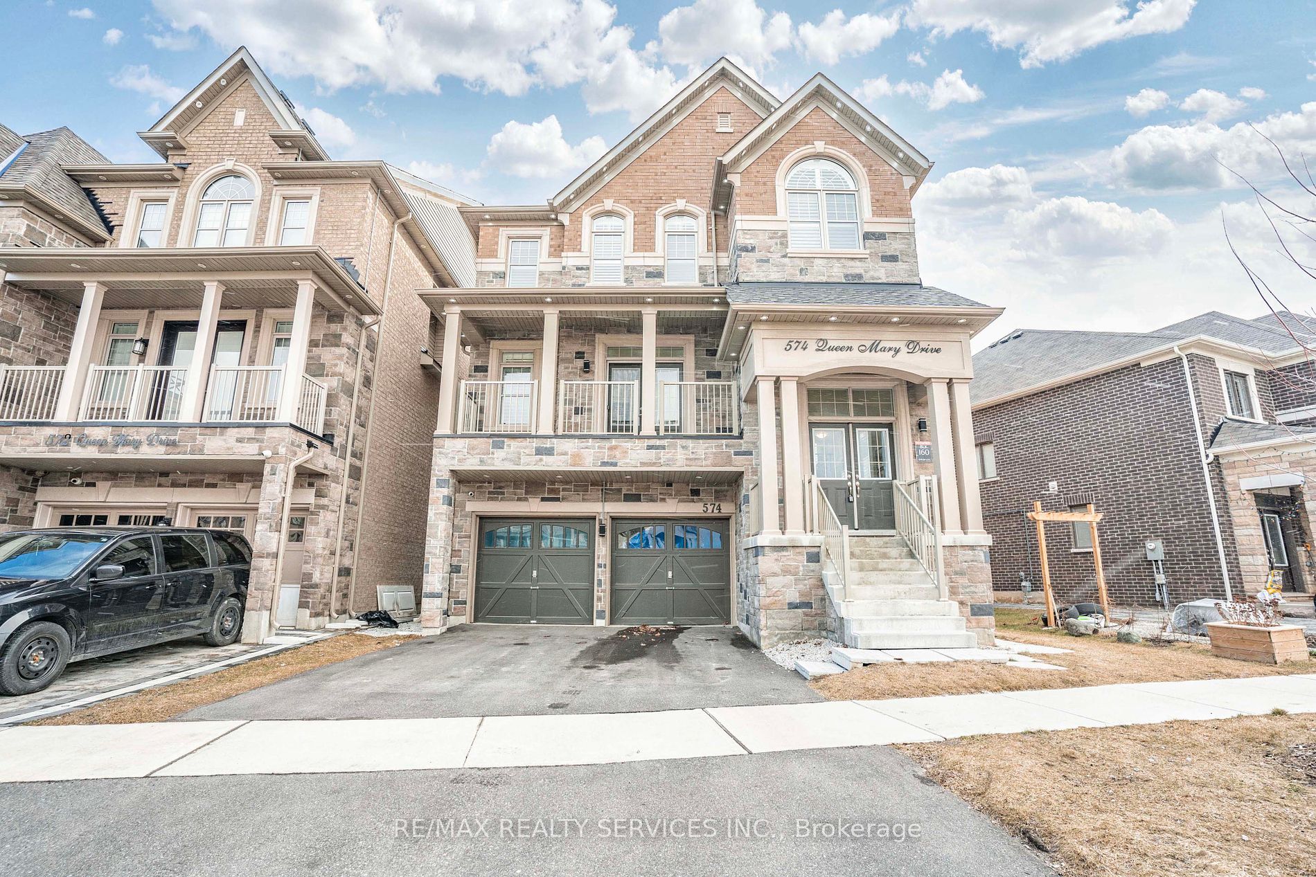574 Queen Mary Dr Property Photo 1