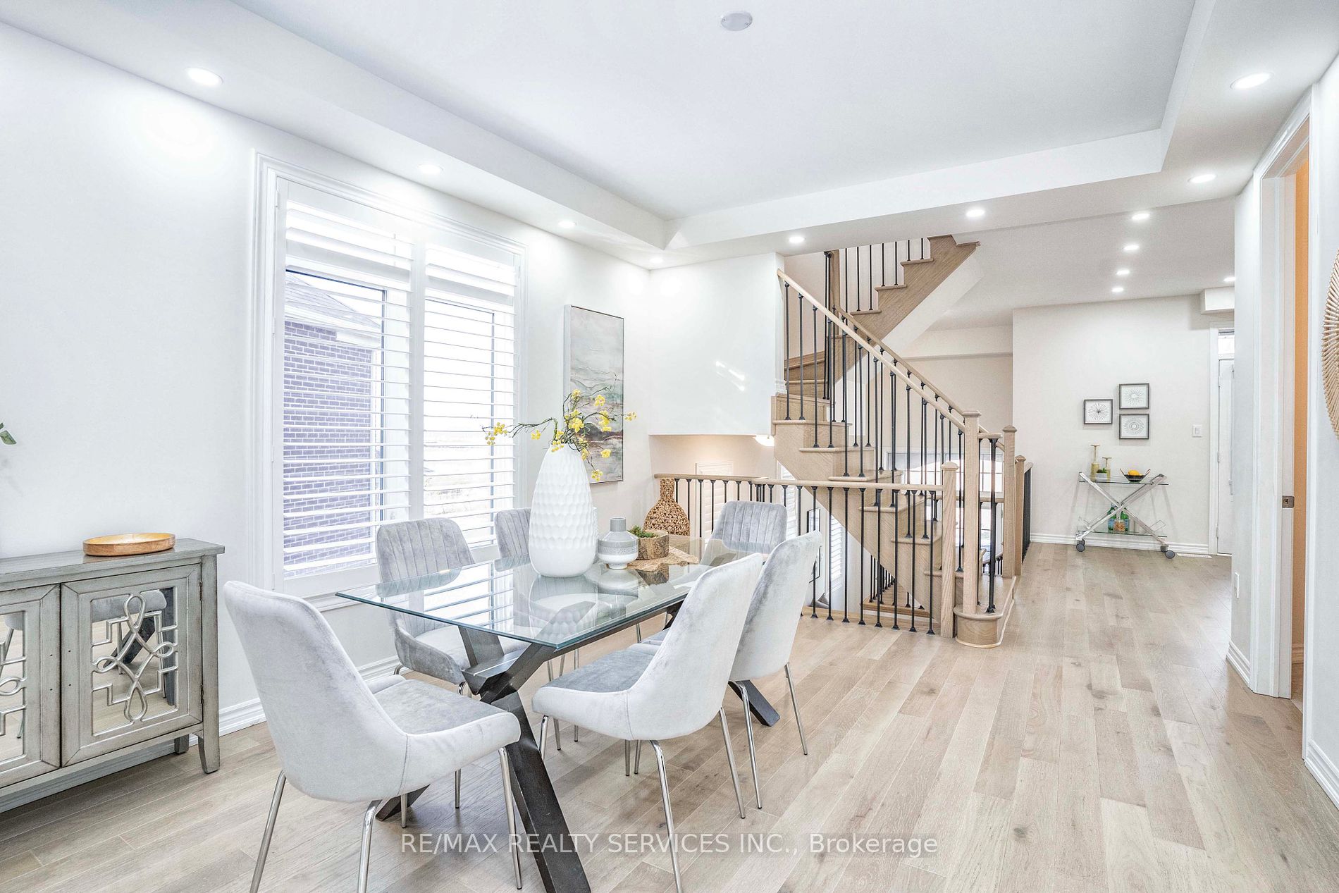 574 Queen Mary Dr Property Photo 6