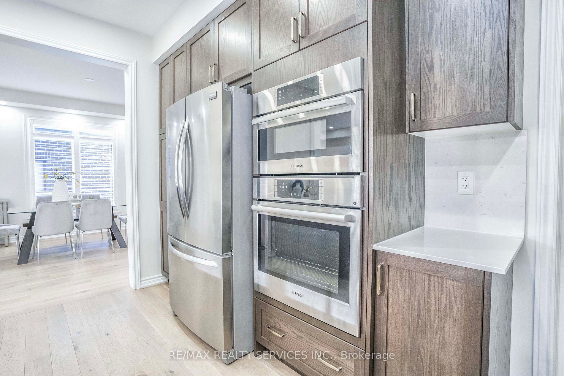 574 Queen Mary Dr Property Photo 11