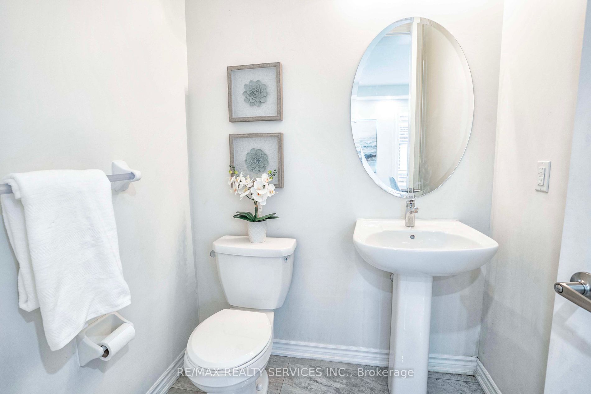 574 Queen Mary Dr Property Photo 13