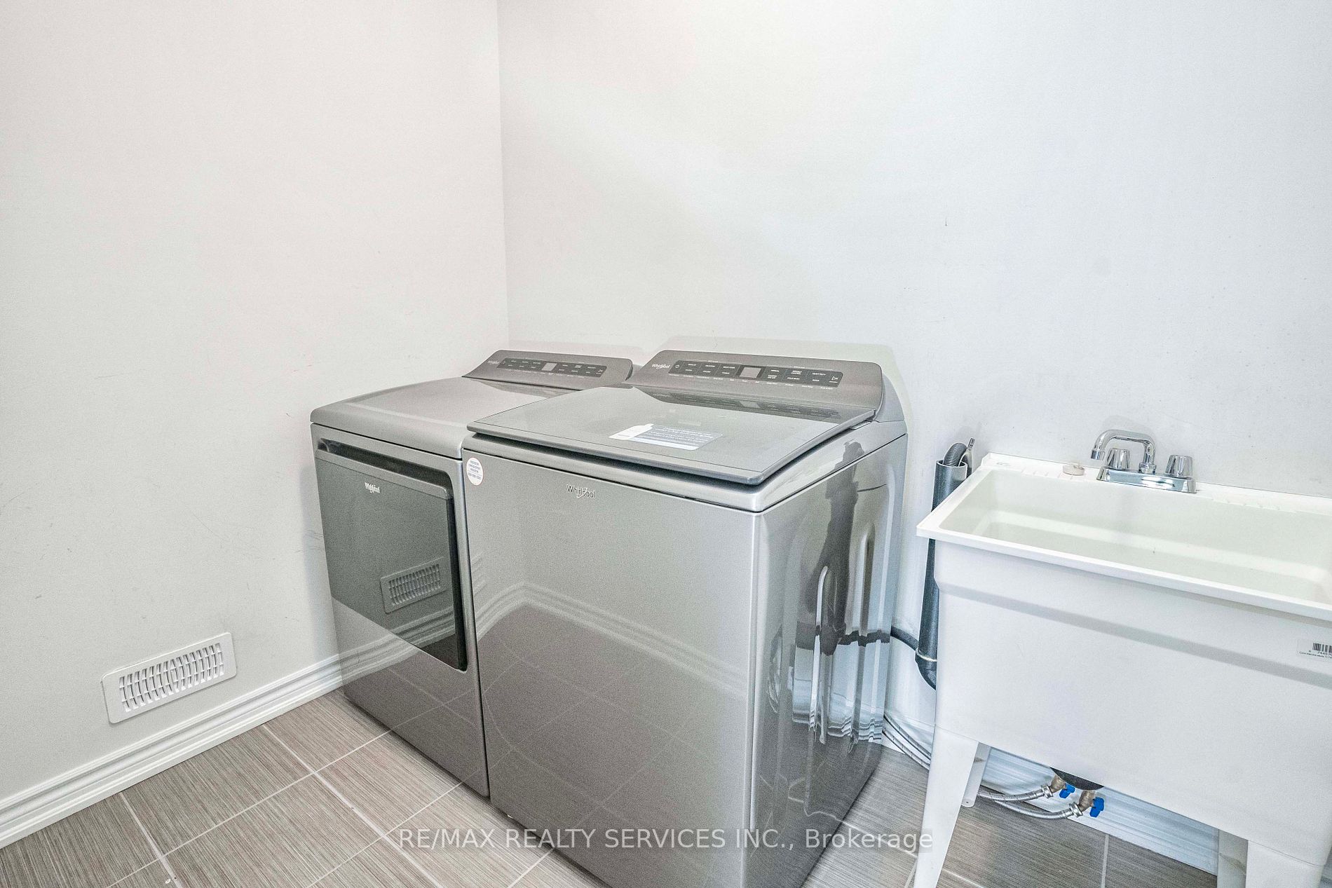 574 Queen Mary Dr Property Photo 14
