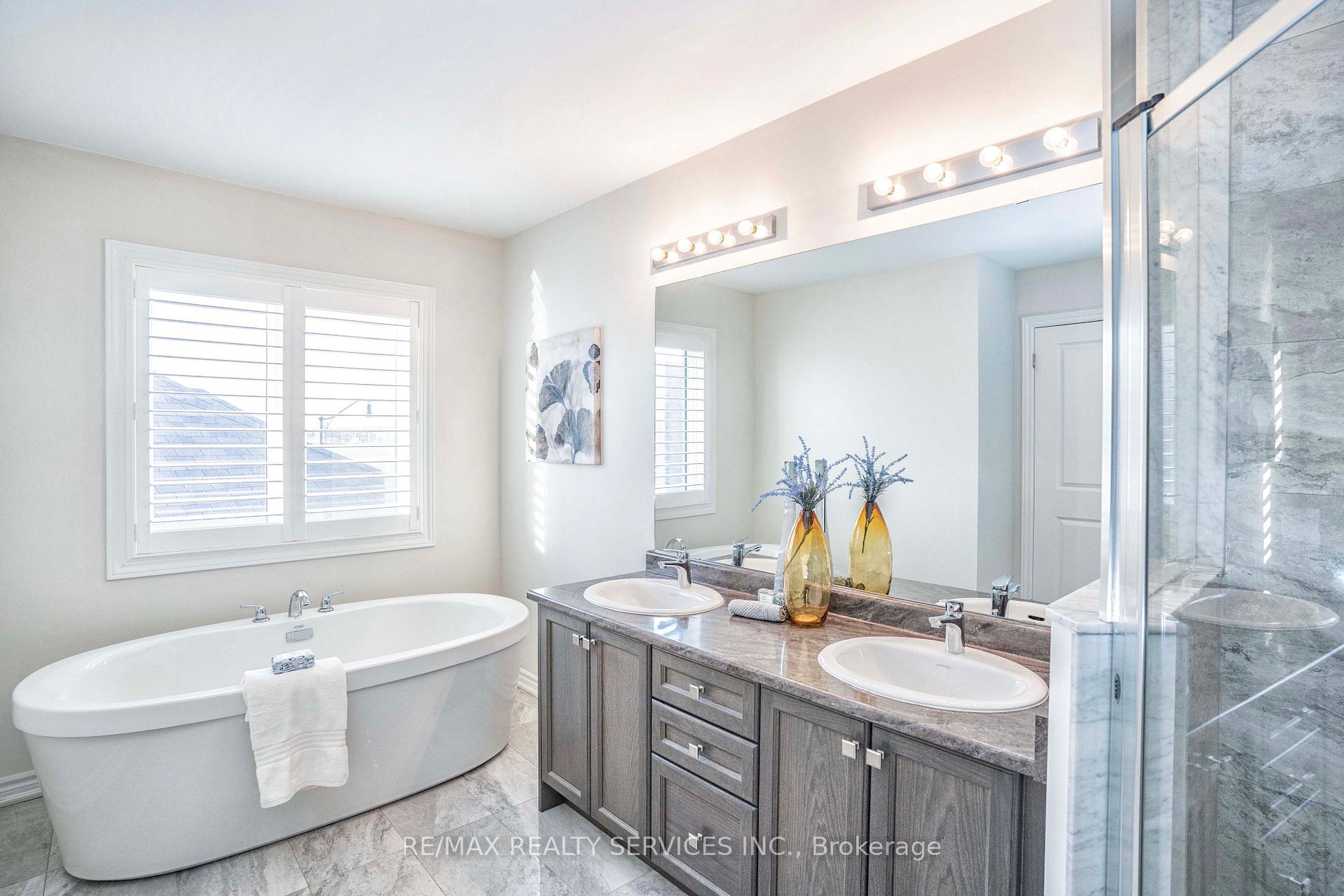 574 Queen Mary Dr Property Photo 18