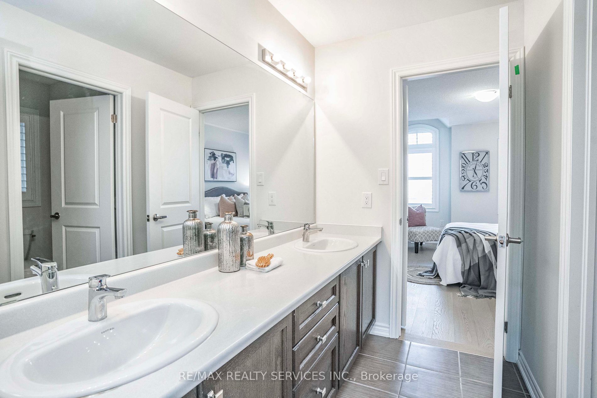 574 Queen Mary Dr Property Photo 21