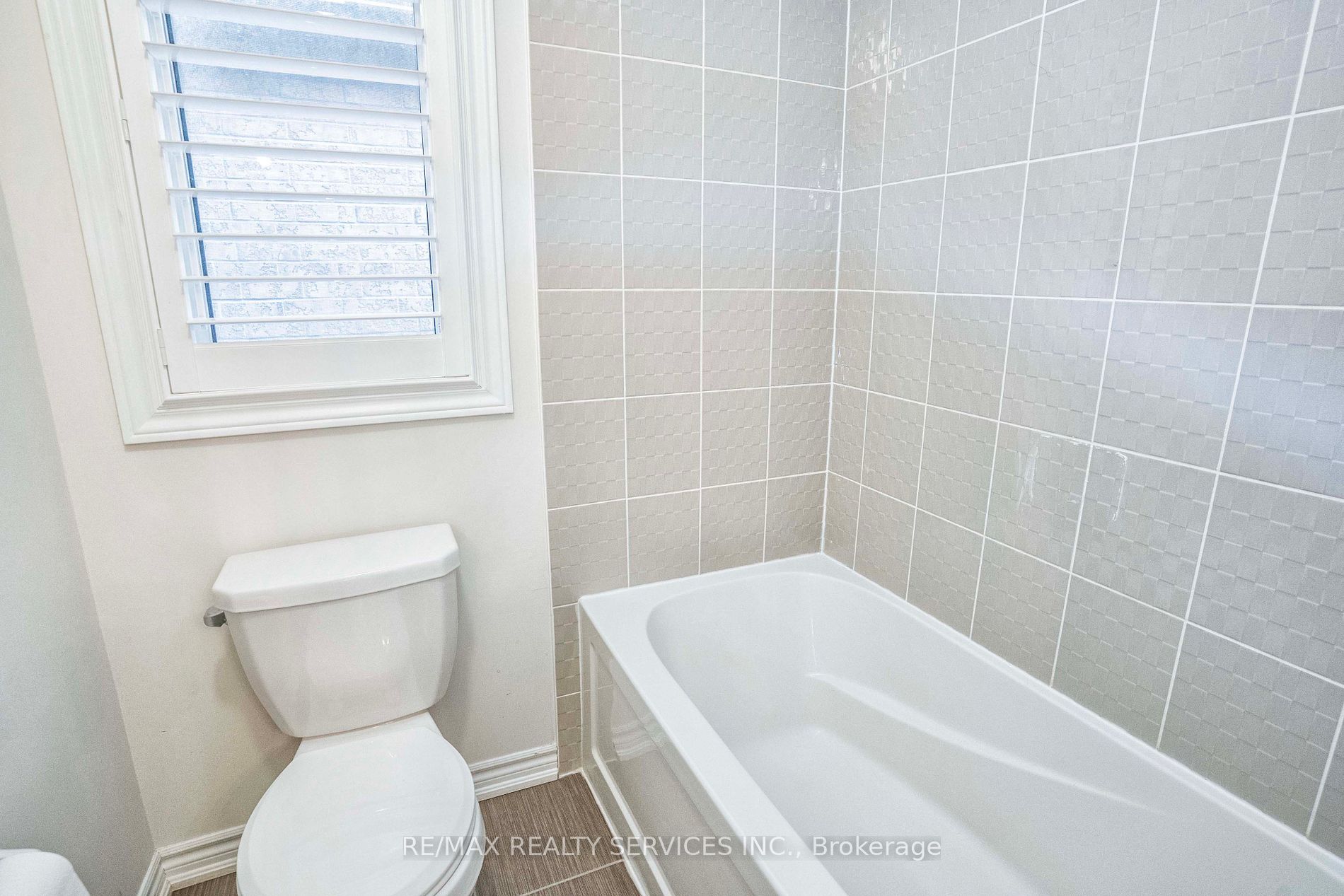 574 Queen Mary Dr Property Photo 22