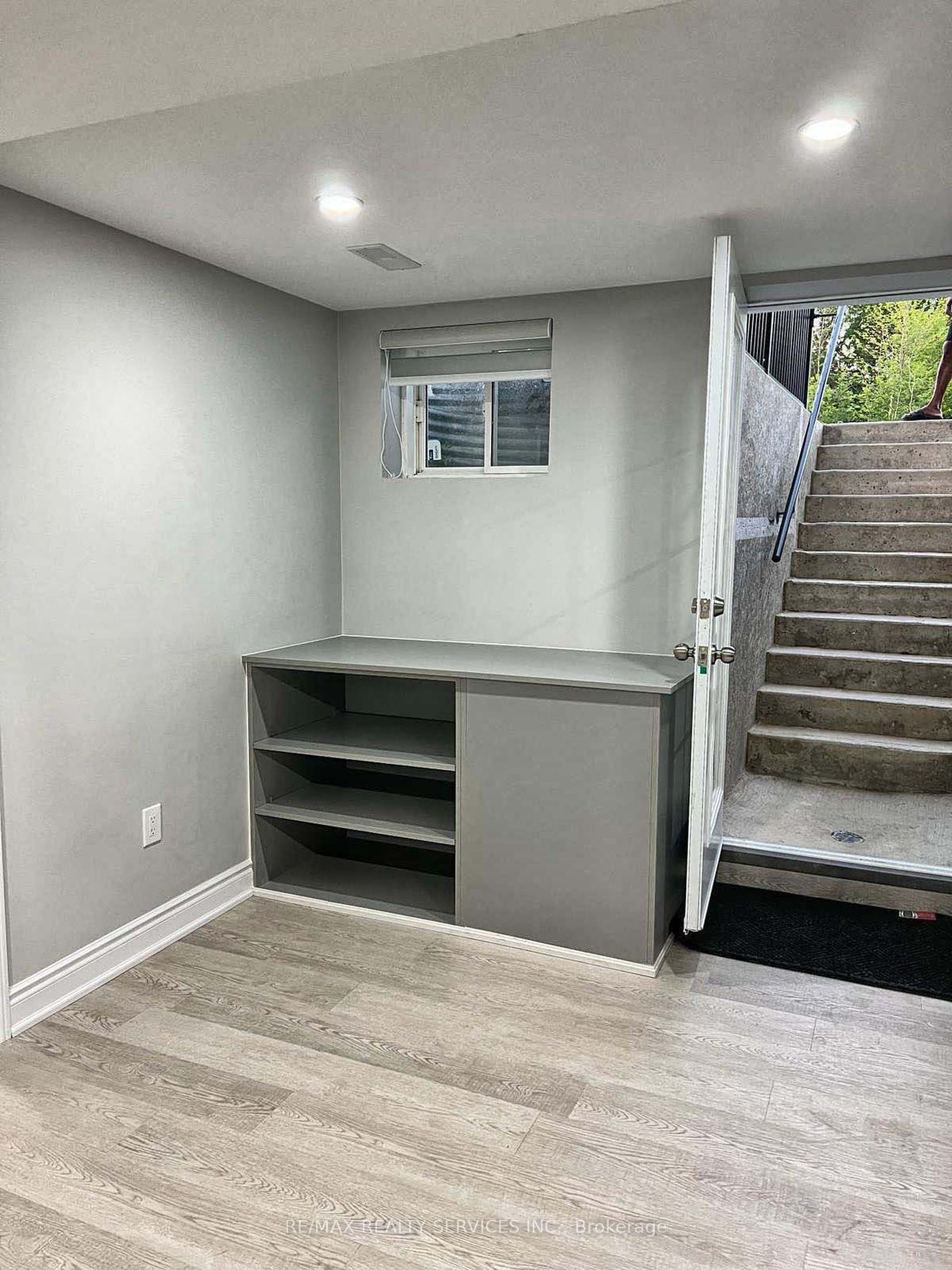 574 Queen Mary Dr Property Photo 28