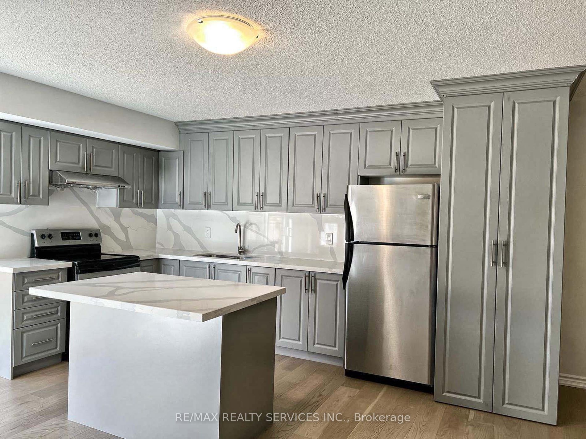 574 Queen Mary Dr Property Photo 29