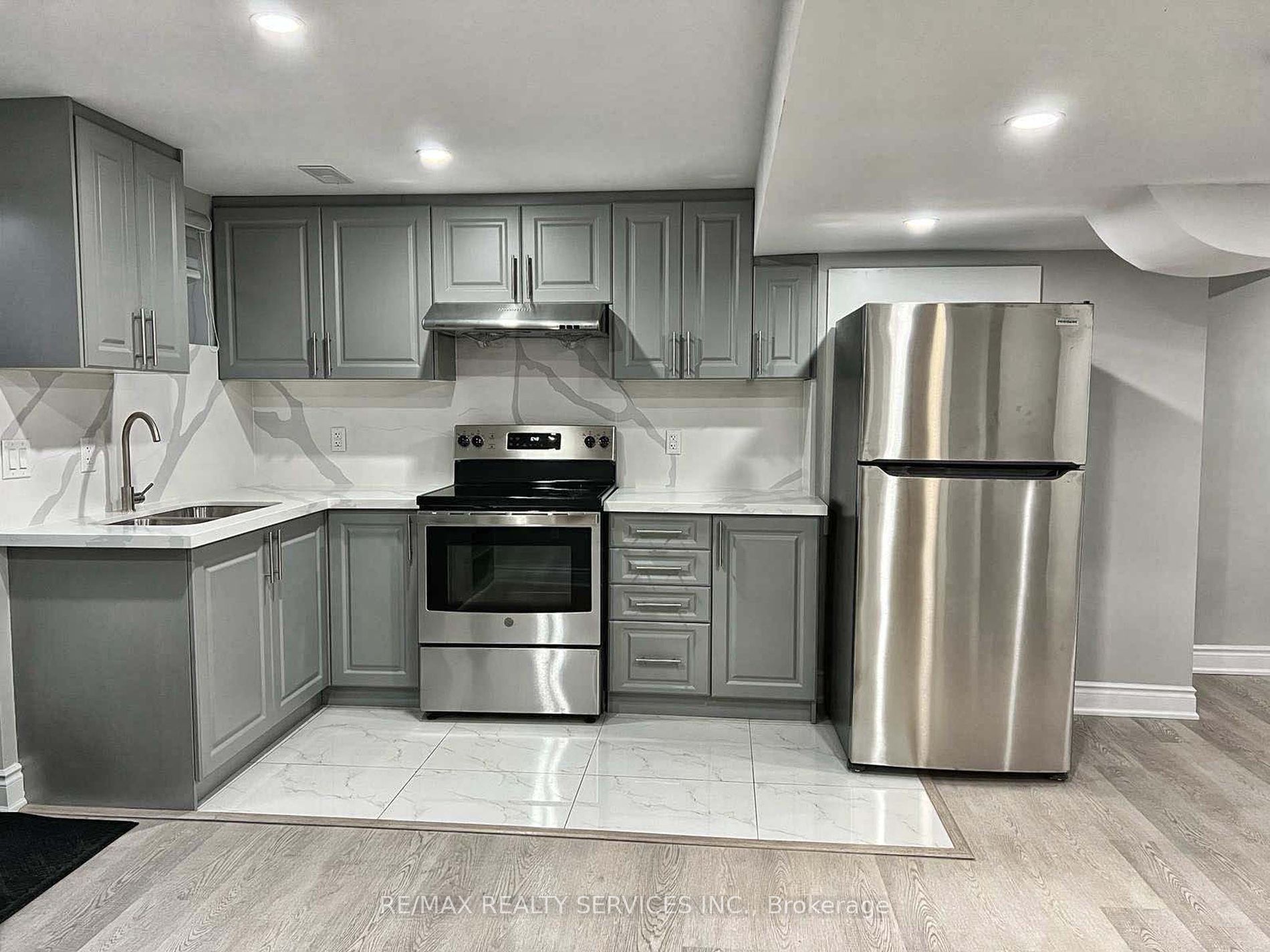 574 Queen Mary Dr Property Photo 35
