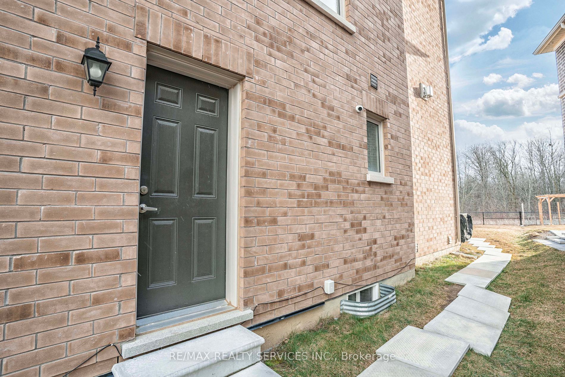 574 Queen Mary Dr Property Photo 36