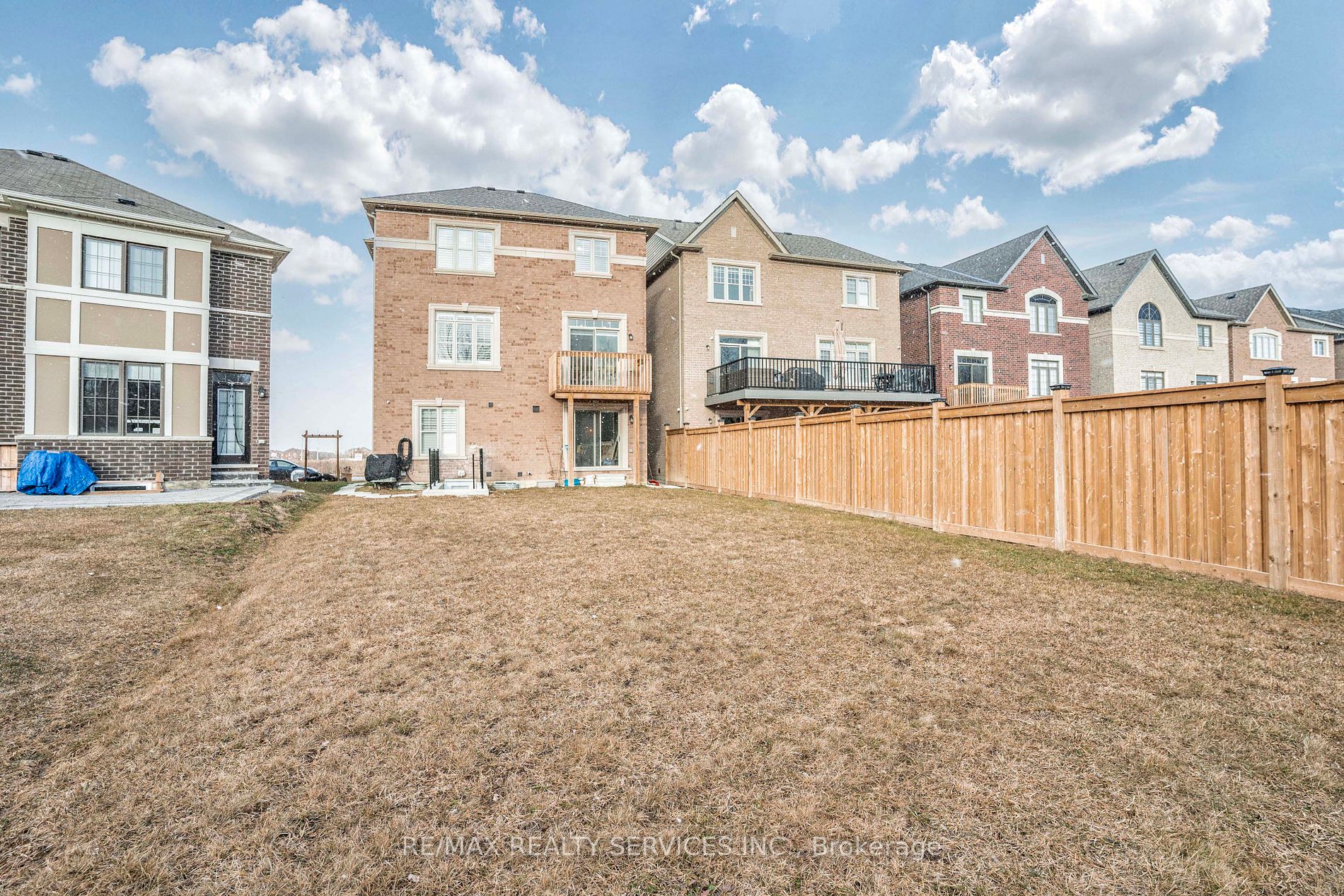 574 Queen Mary Dr Property Photo 37