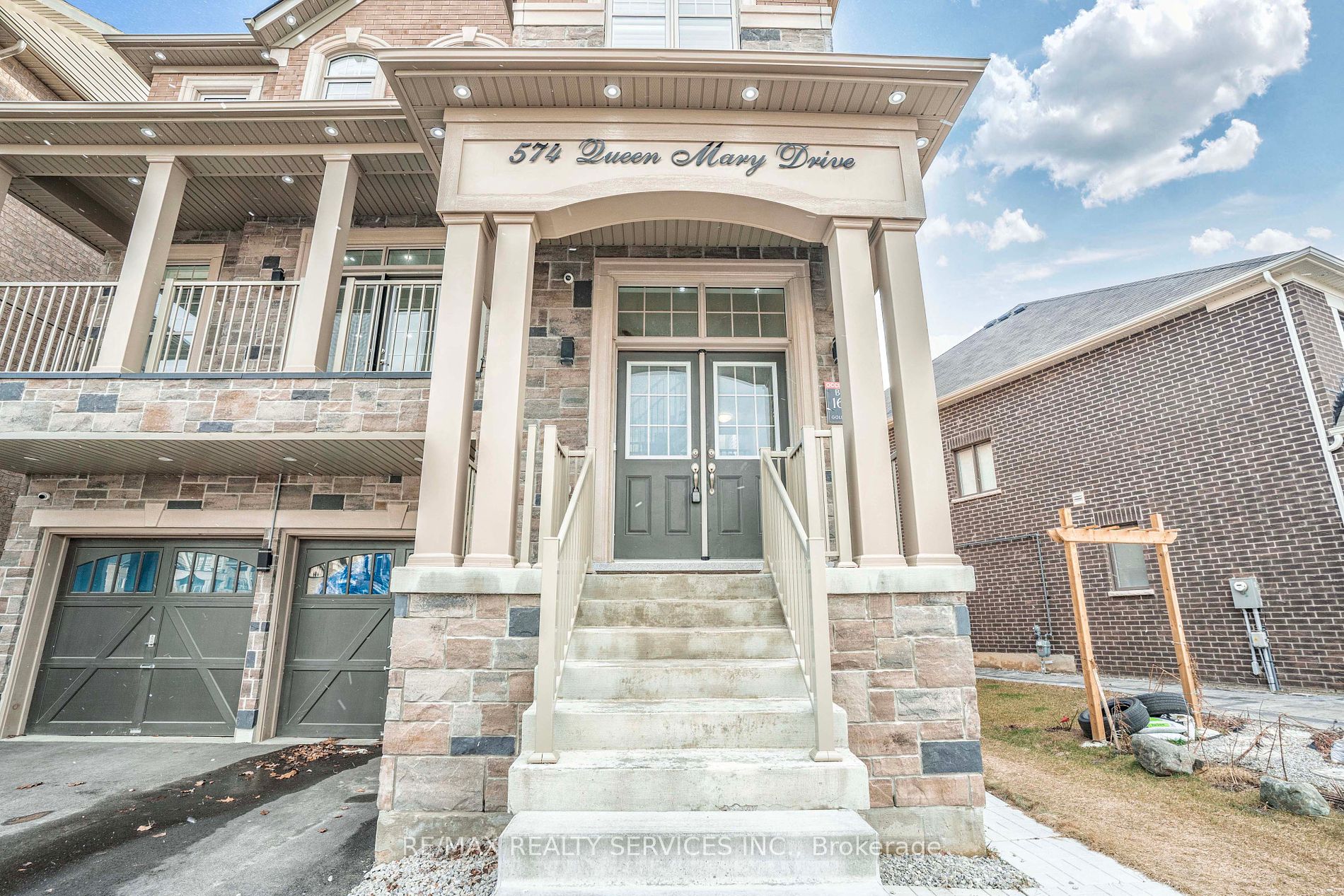 574 Queen Mary Dr Property Photo 39