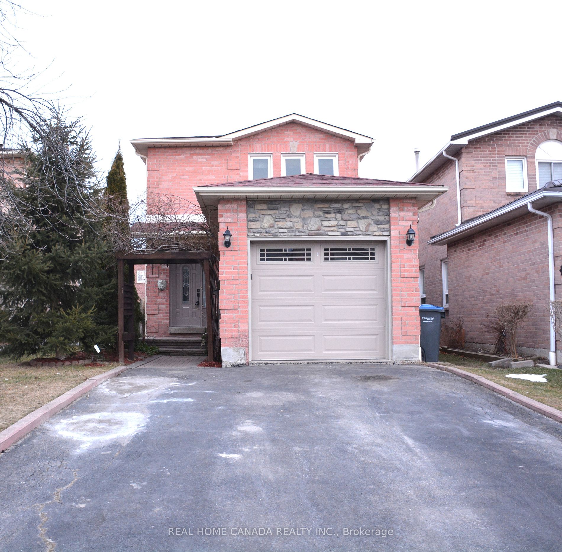 540 Bluesky Cres S Property Photo 1