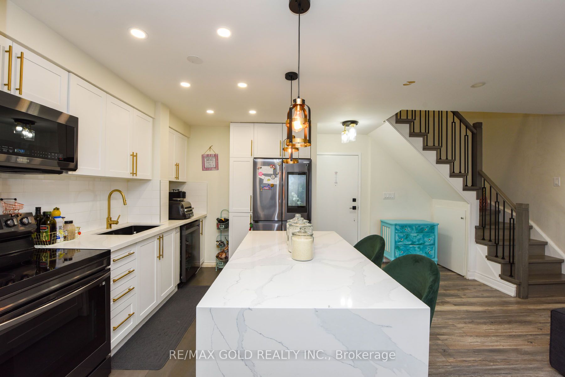 2095 Roche Crt S 18 Property Photo 1