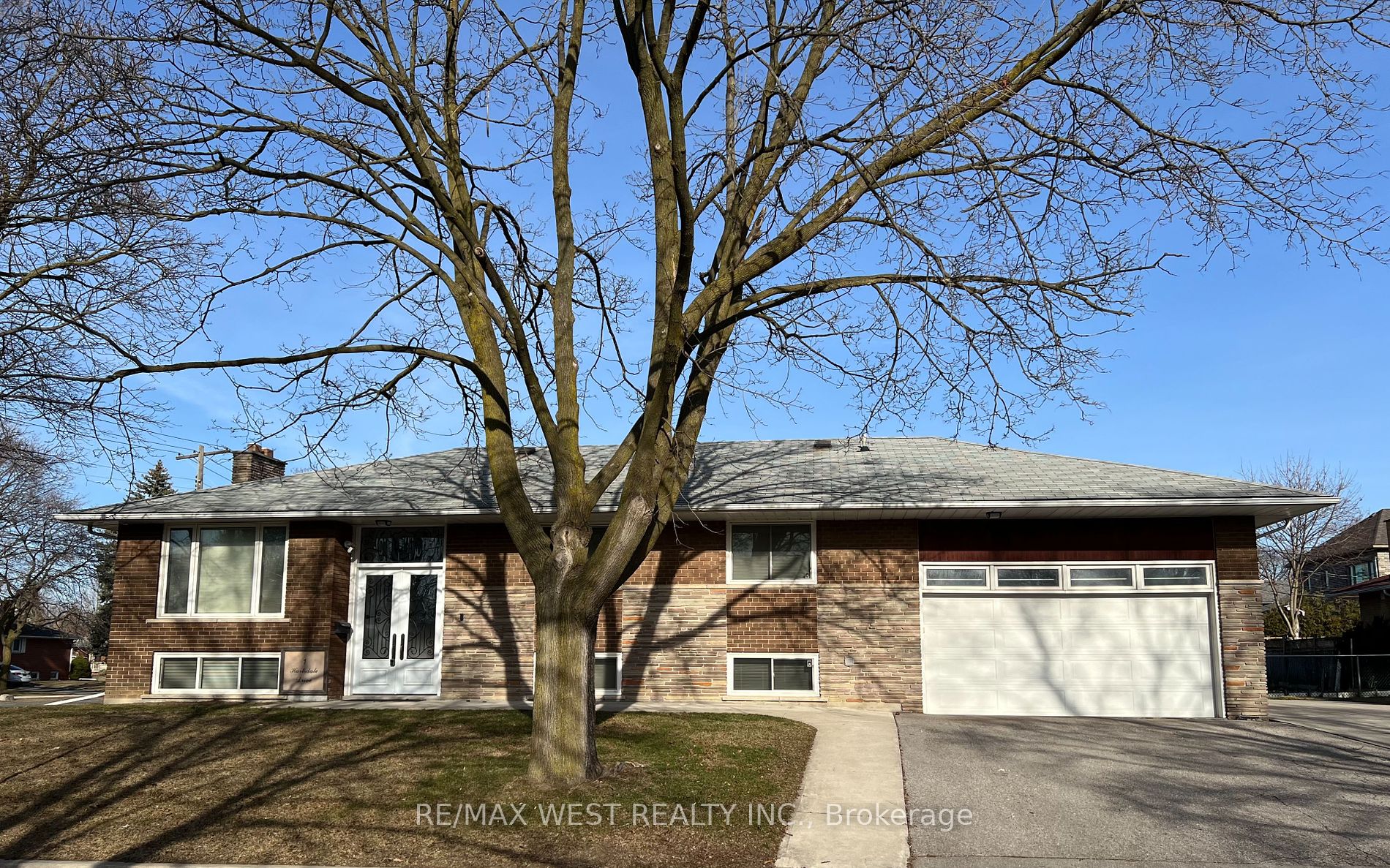 1 Hartsdale Dr Property Photo
