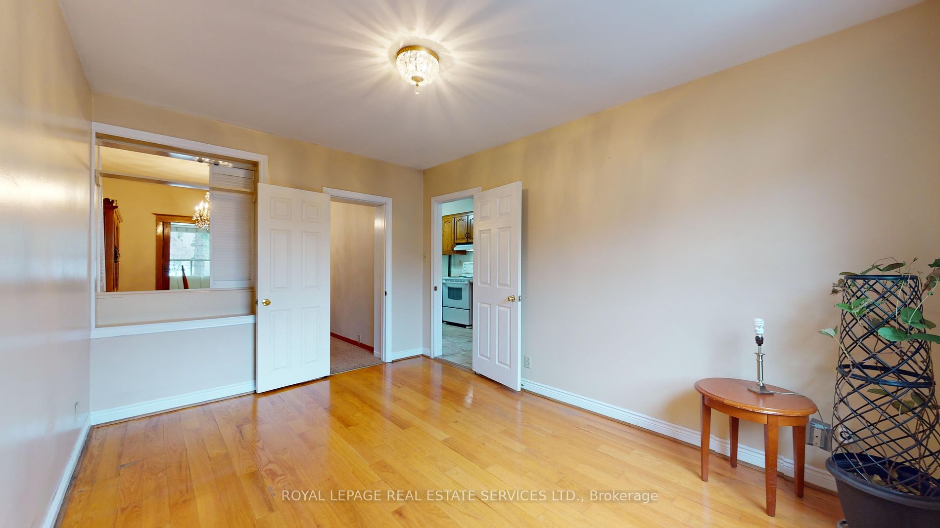 302 Indian Road Cres Property Photo 6