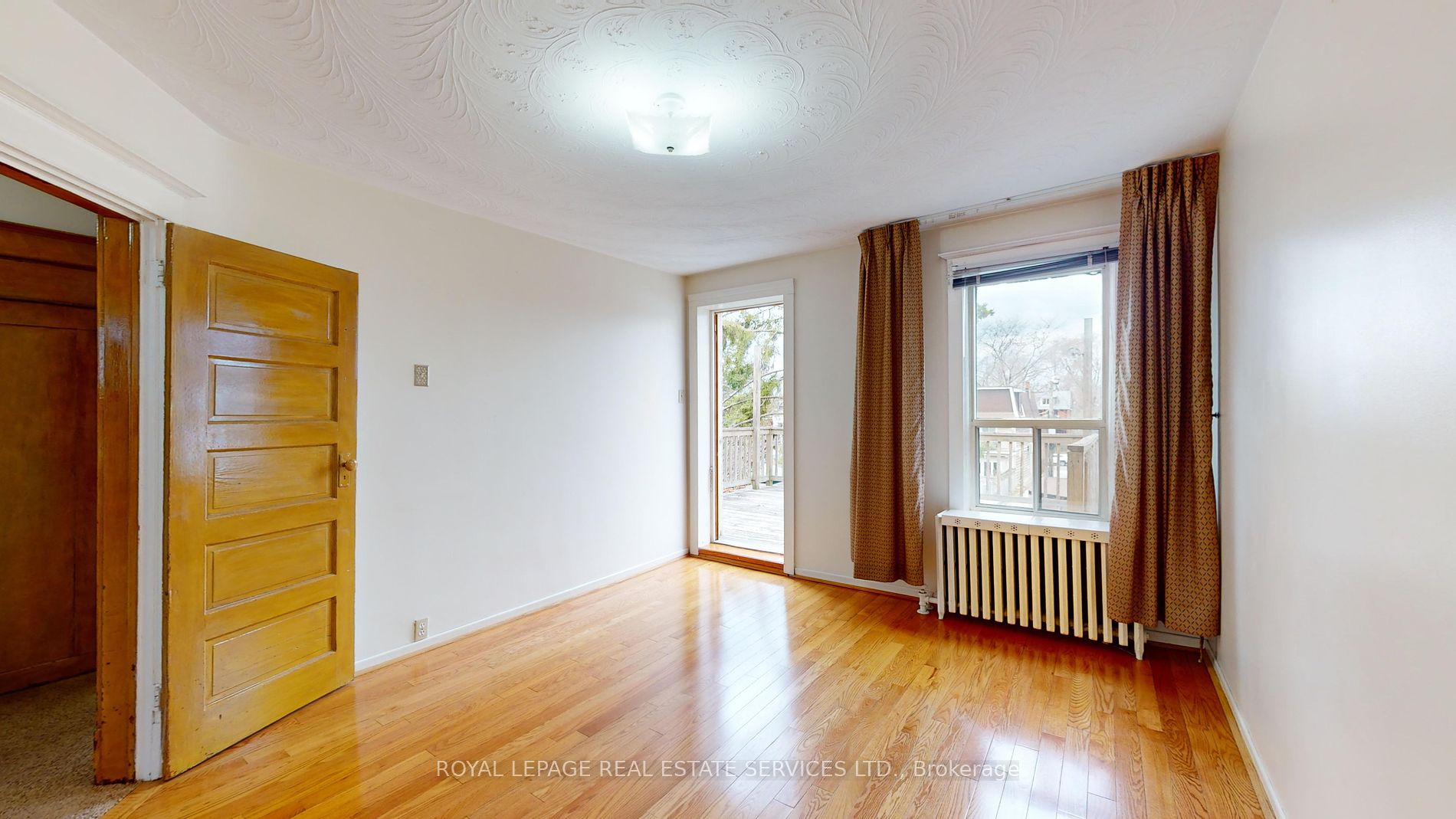 302 Indian Road Cres Property Photo 14