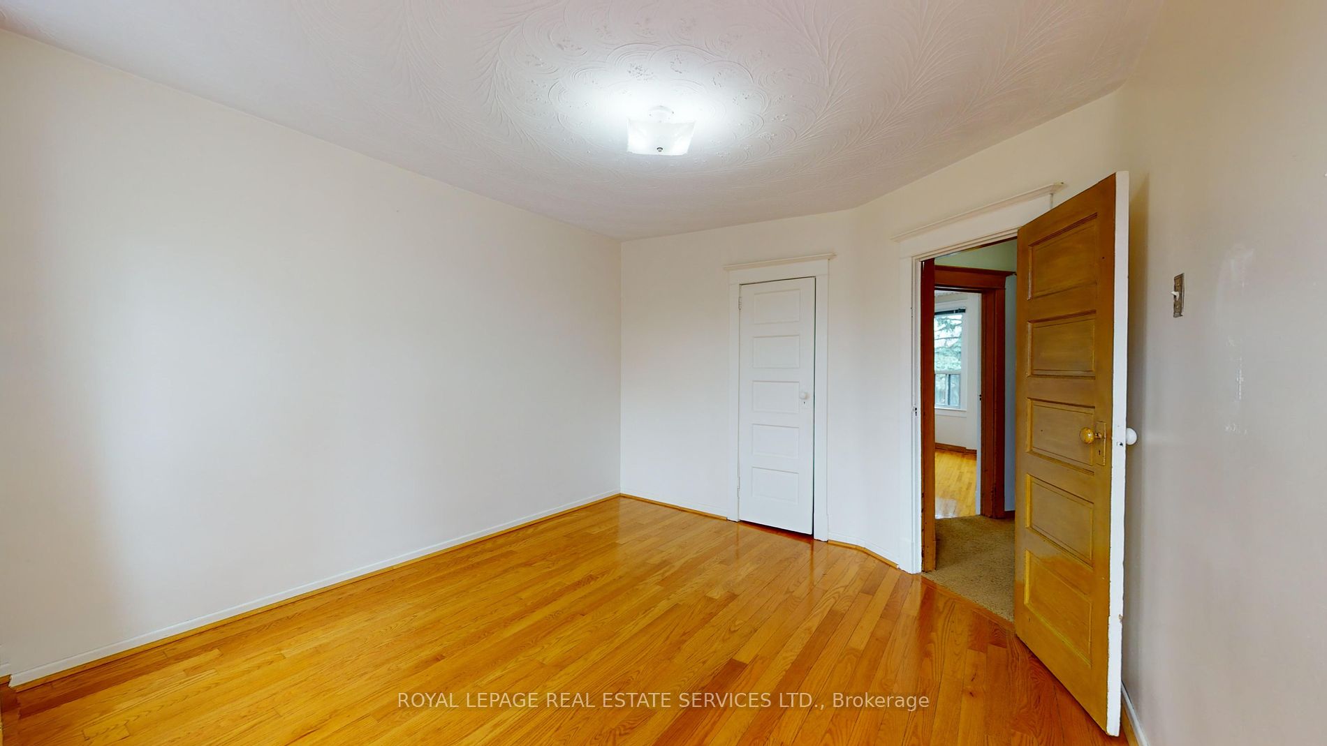 302 Indian Road Cres Property Photo 15