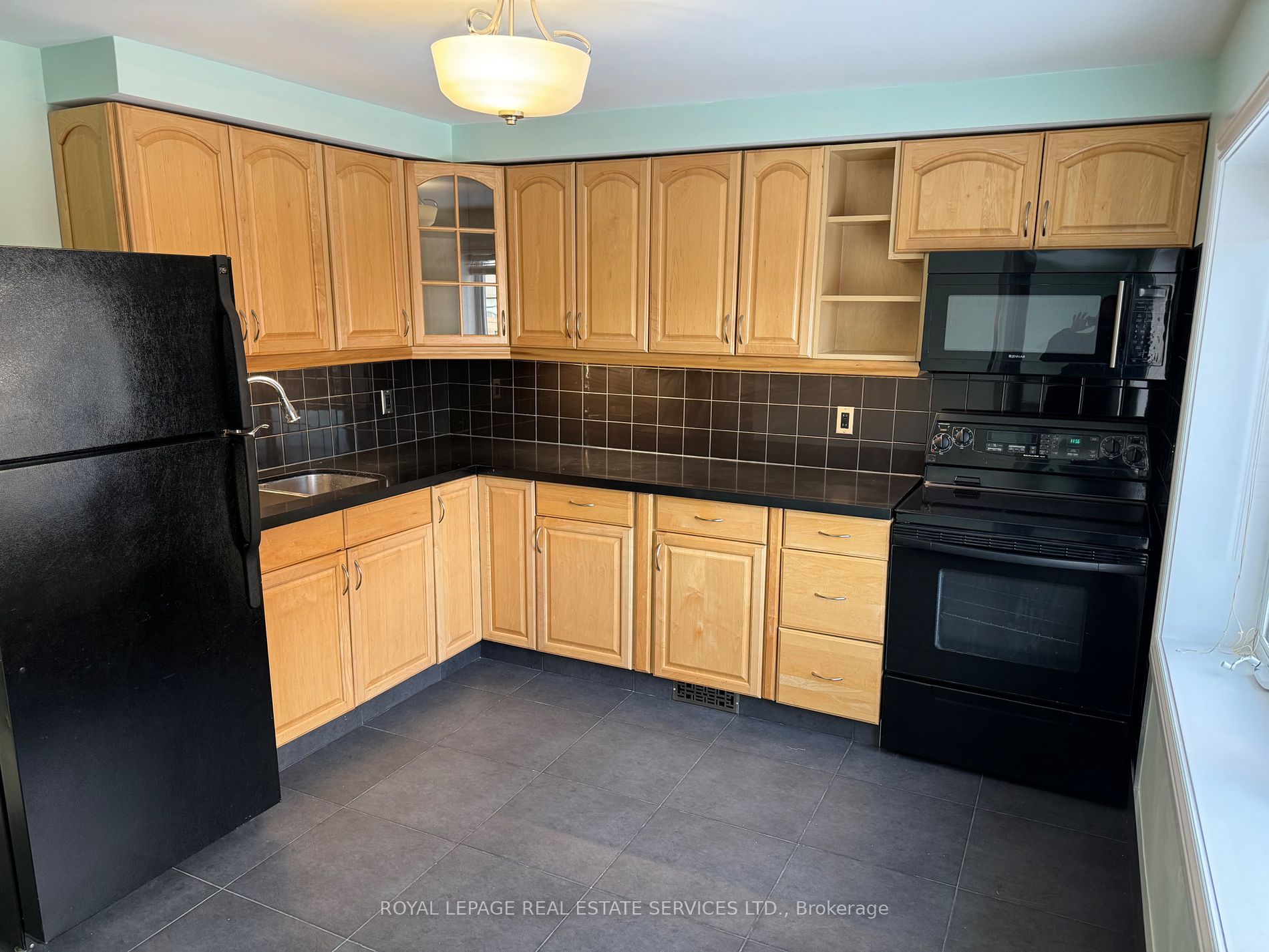 110 Inglewood Dr Property Photo 1