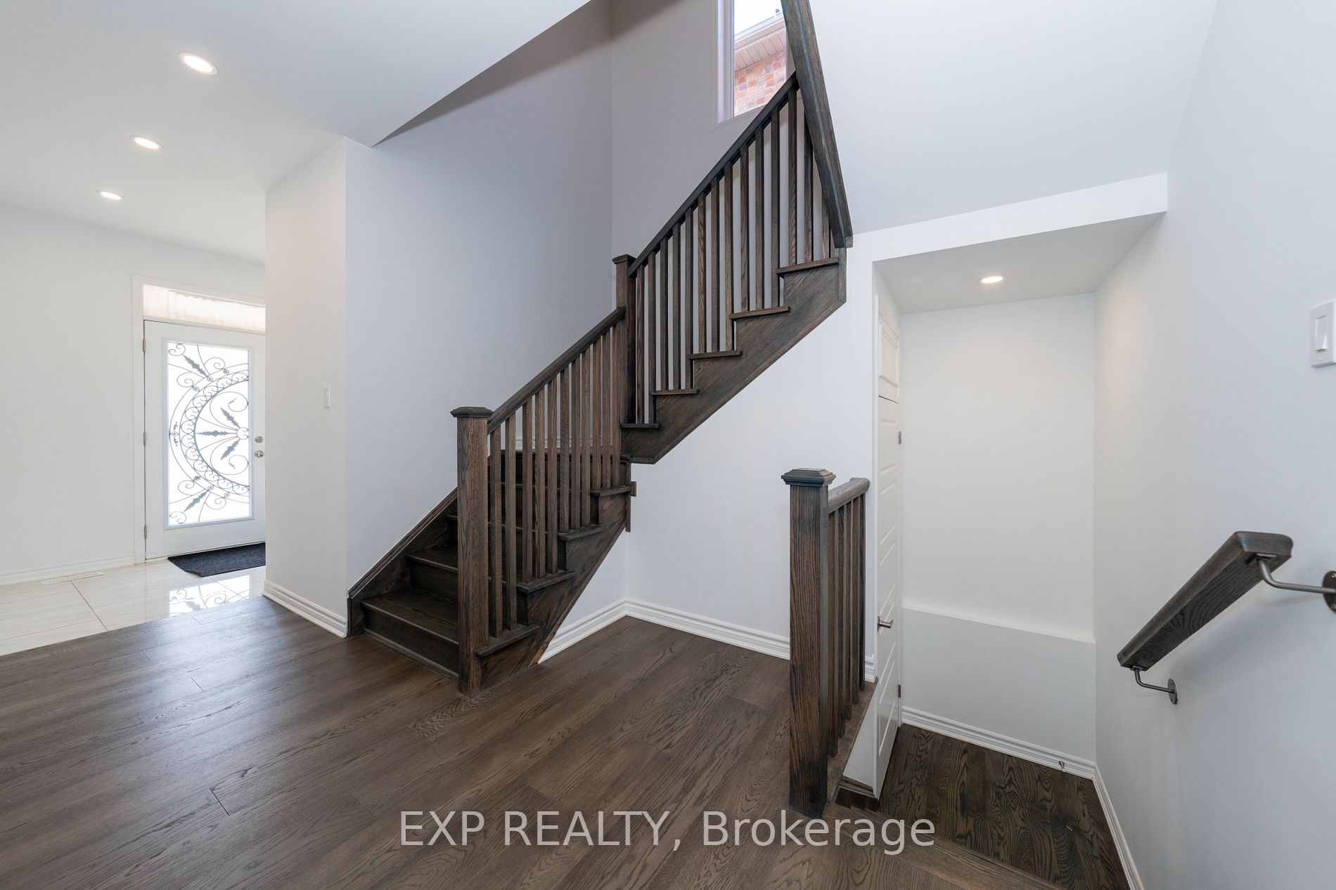 558 Kennedy Circ W Property Photo 4