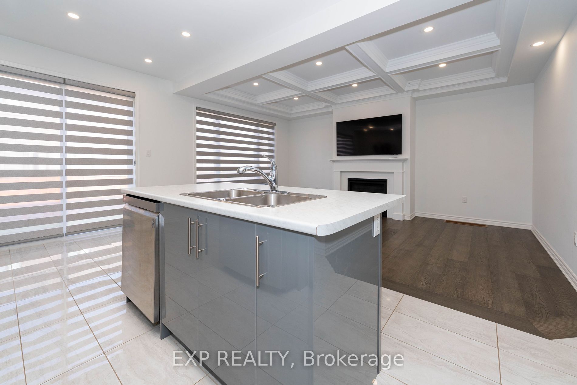 558 Kennedy Circ W Property Photo 10