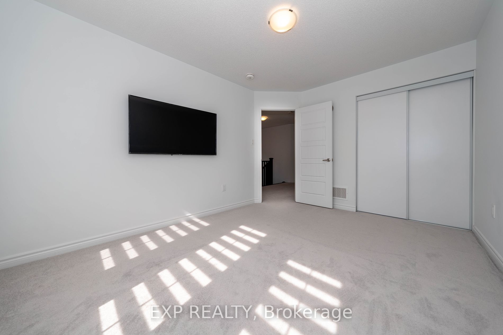 558 Kennedy Circ W Property Photo 18