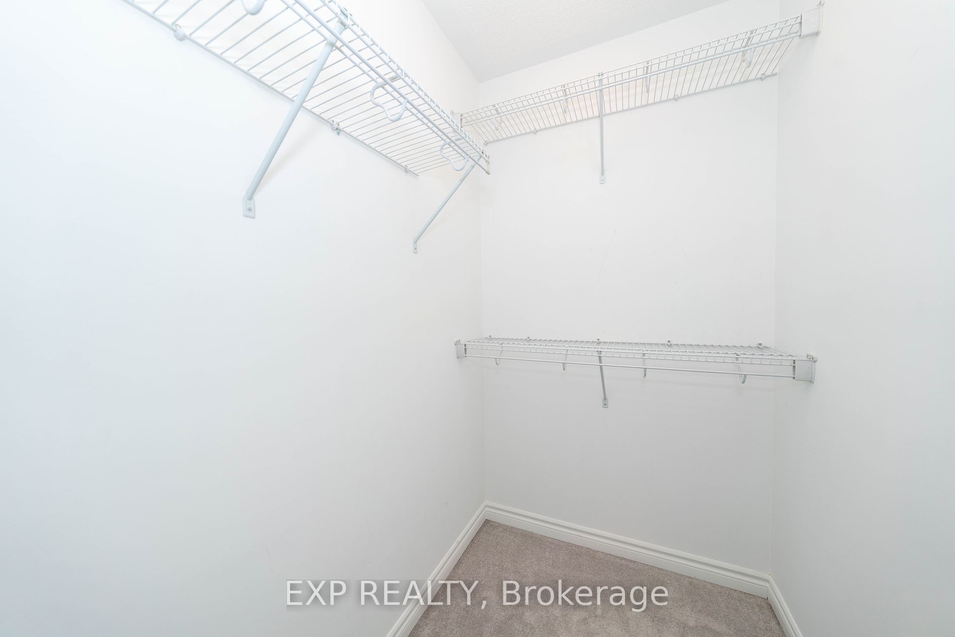 558 Kennedy Circ W Property Photo 21