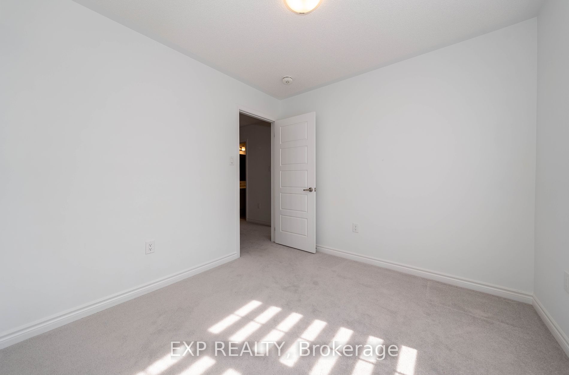 558 Kennedy Circ W Property Photo 24