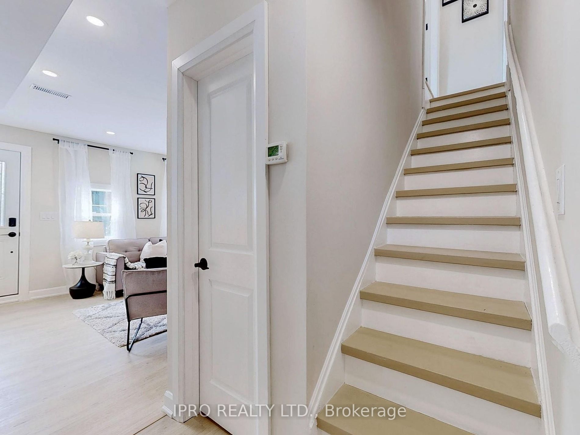 291 Harvie Ave Property Photo 11