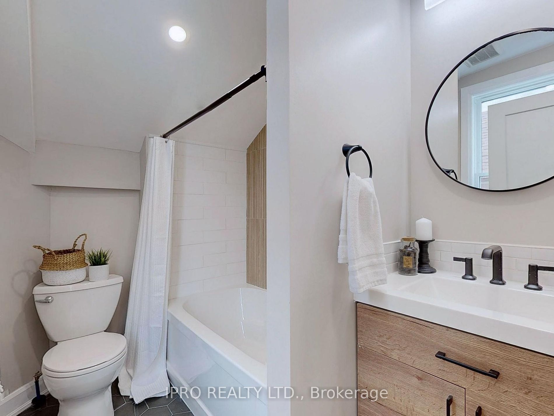 291 Harvie Ave Property Photo 14