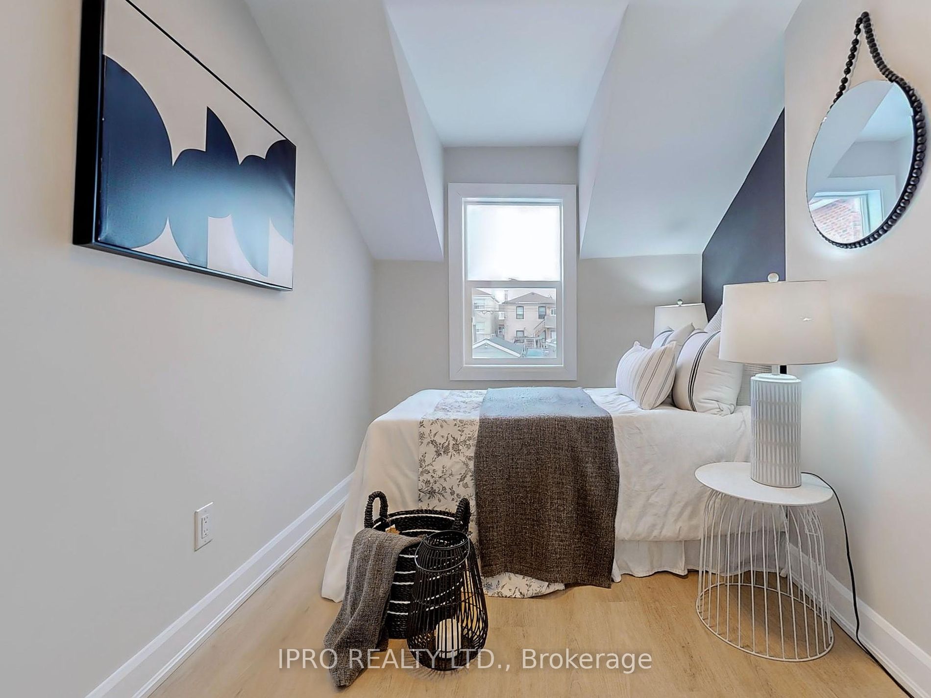 291 Harvie Ave Property Photo 17