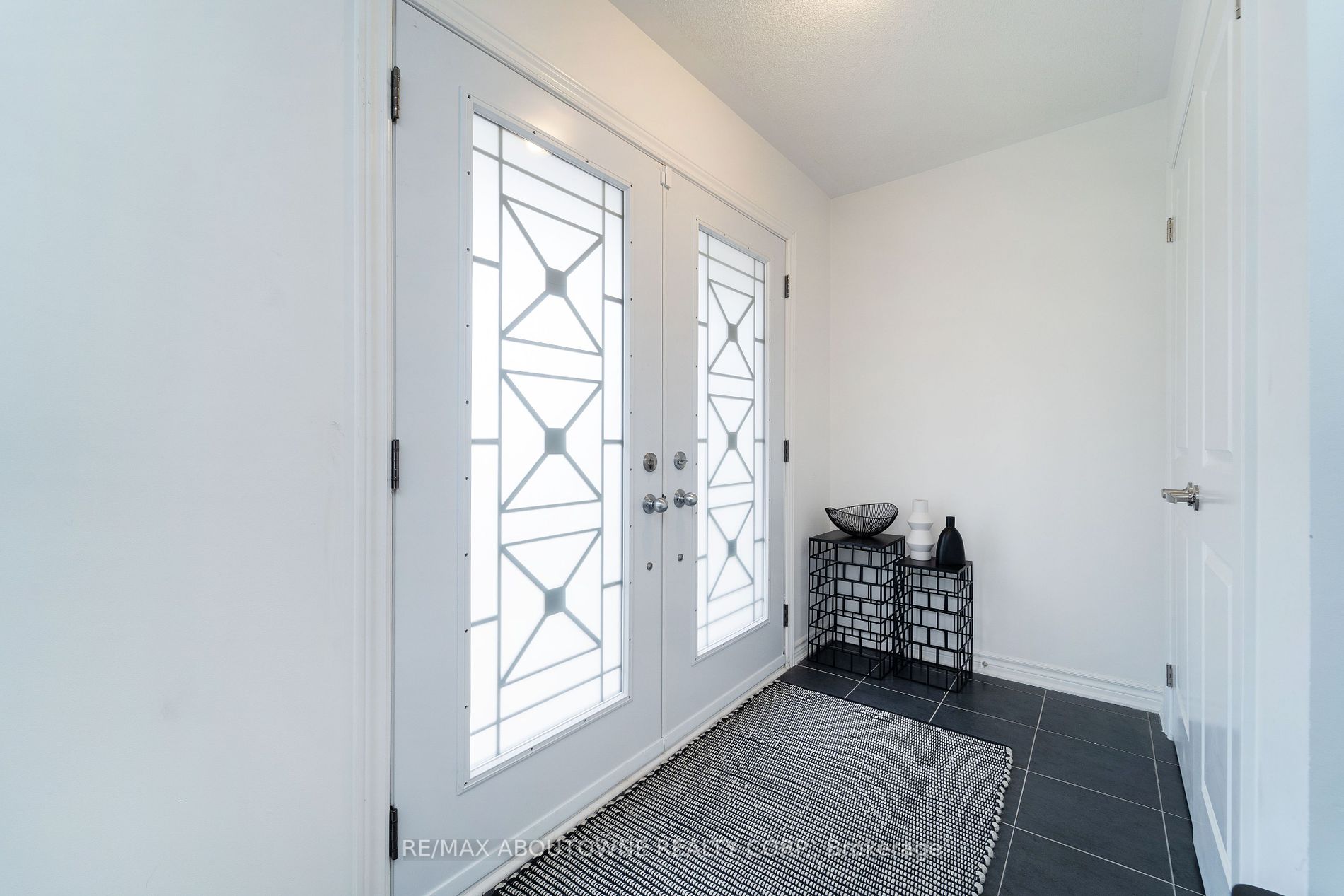 2519 Littlefield Cres Property Photo 4