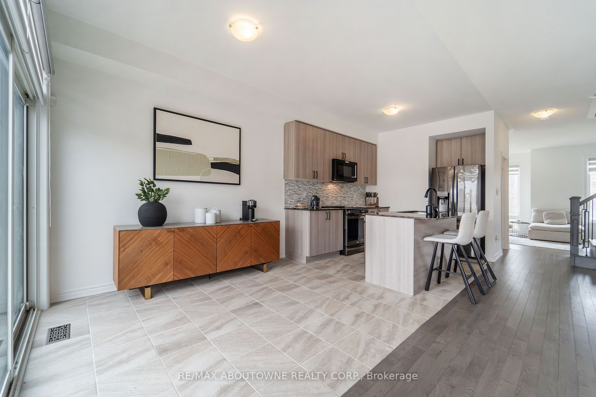 2519 Littlefield Cres Property Photo 10