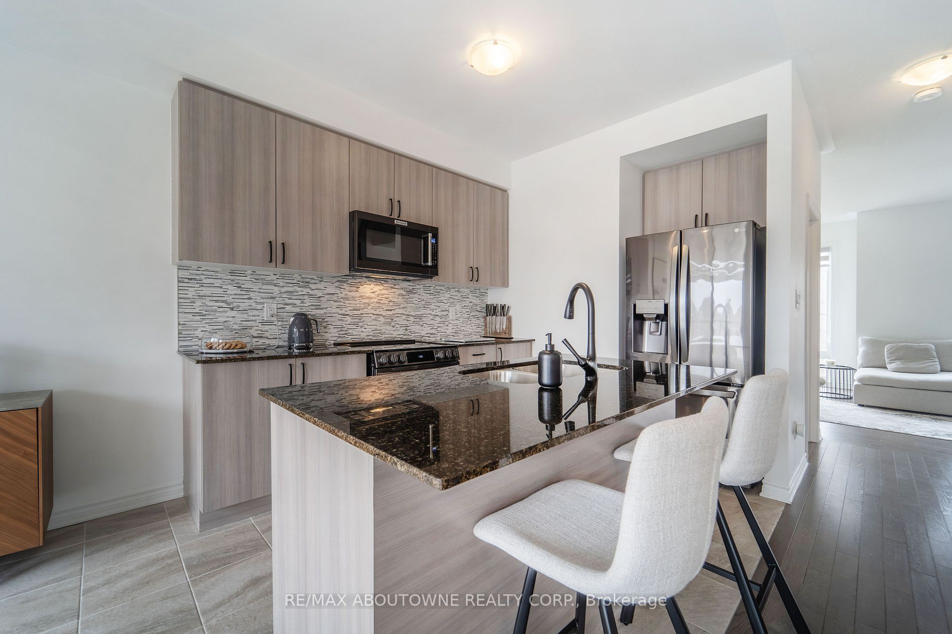 2519 Littlefield Cres Property Photo 11