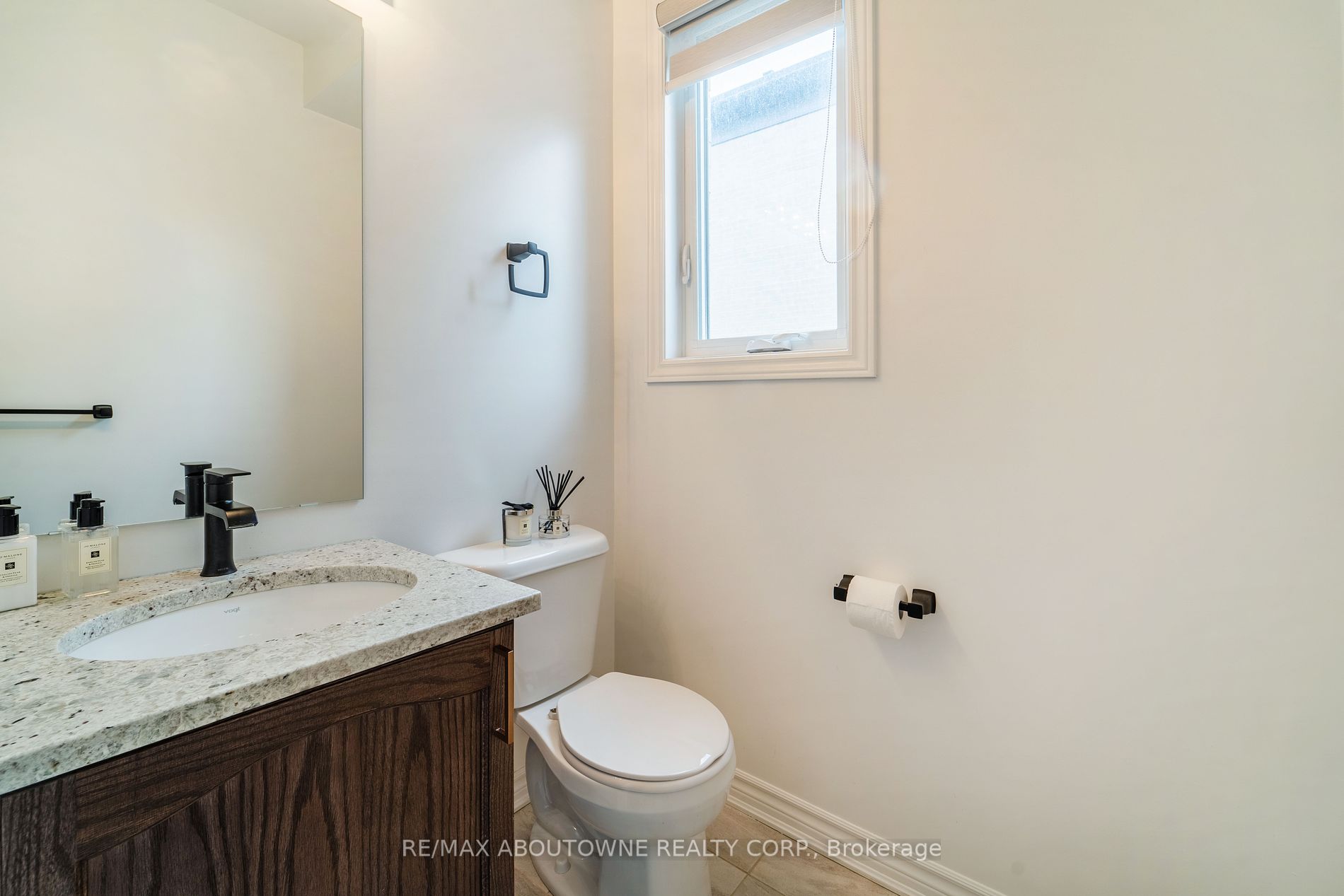 2519 Littlefield Cres Property Photo 20