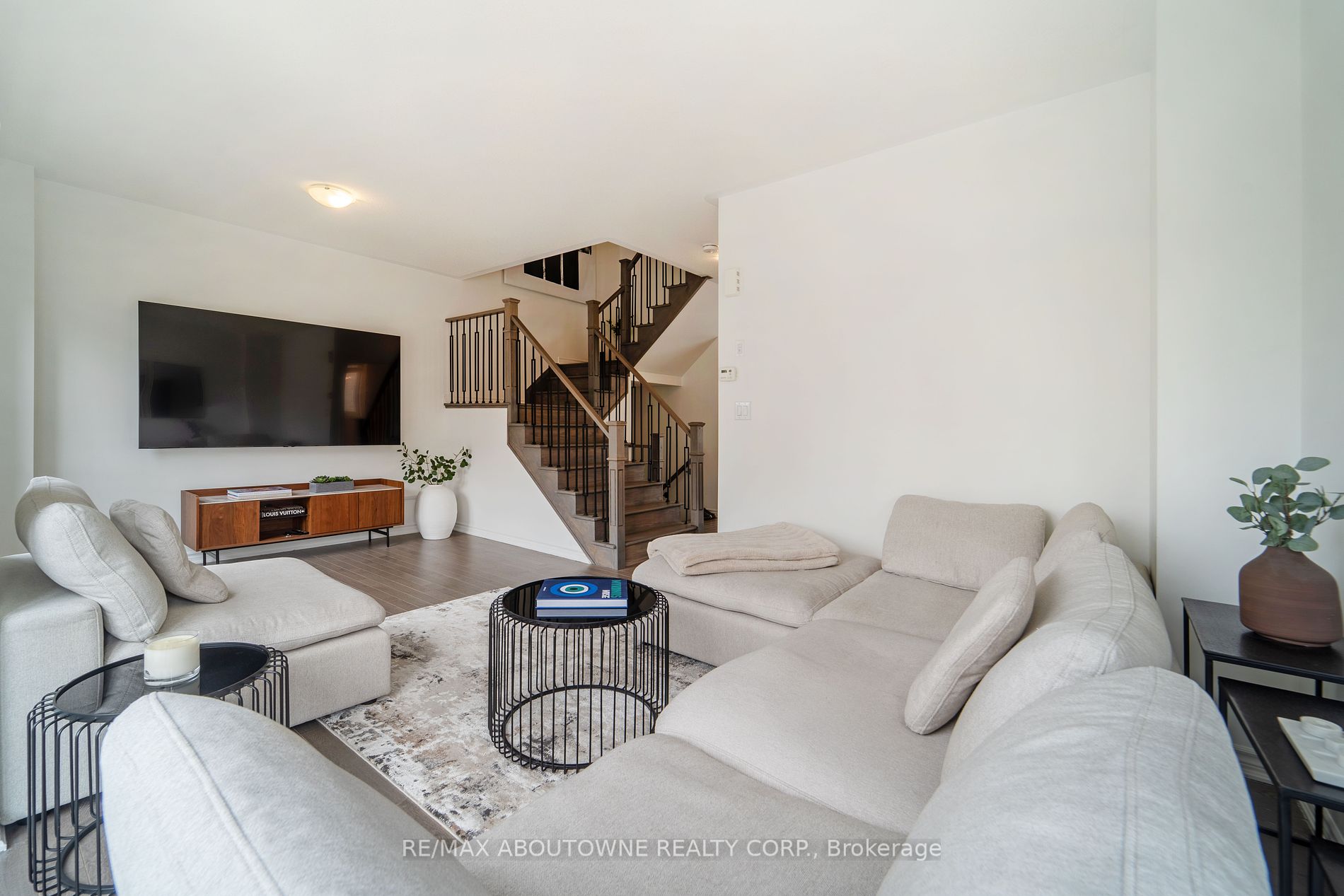 2519 Littlefield Cres Property Photo 22