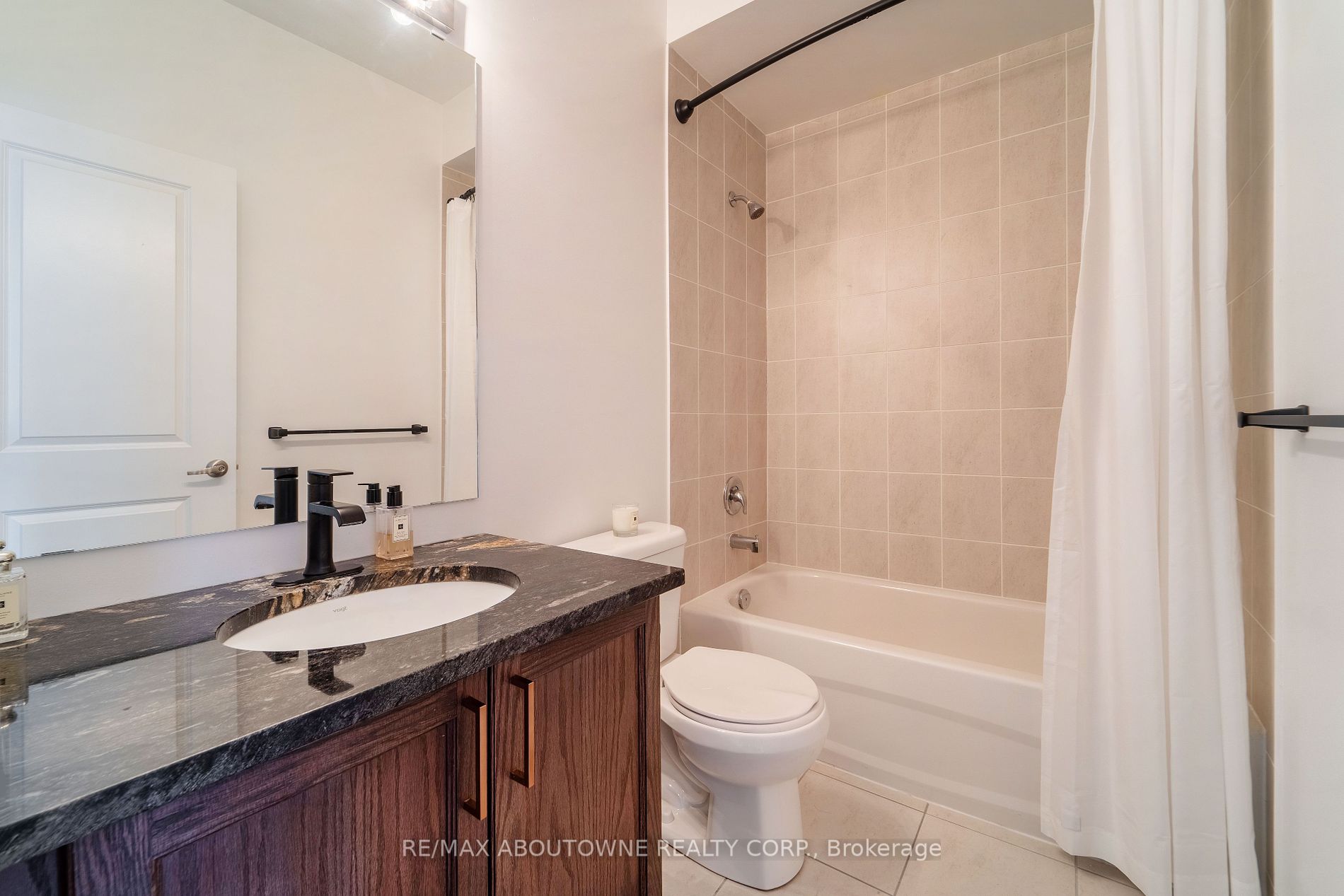 2519 Littlefield Cres Property Photo 27