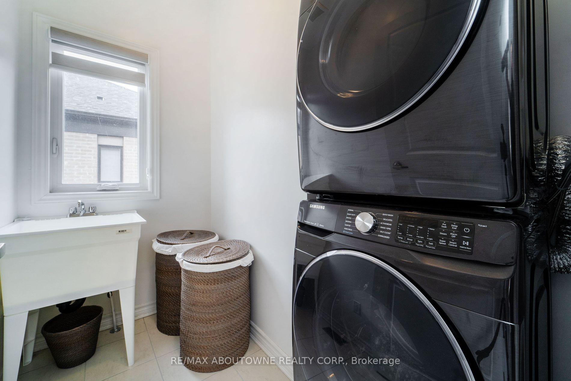 2519 Littlefield Cres Property Photo 28