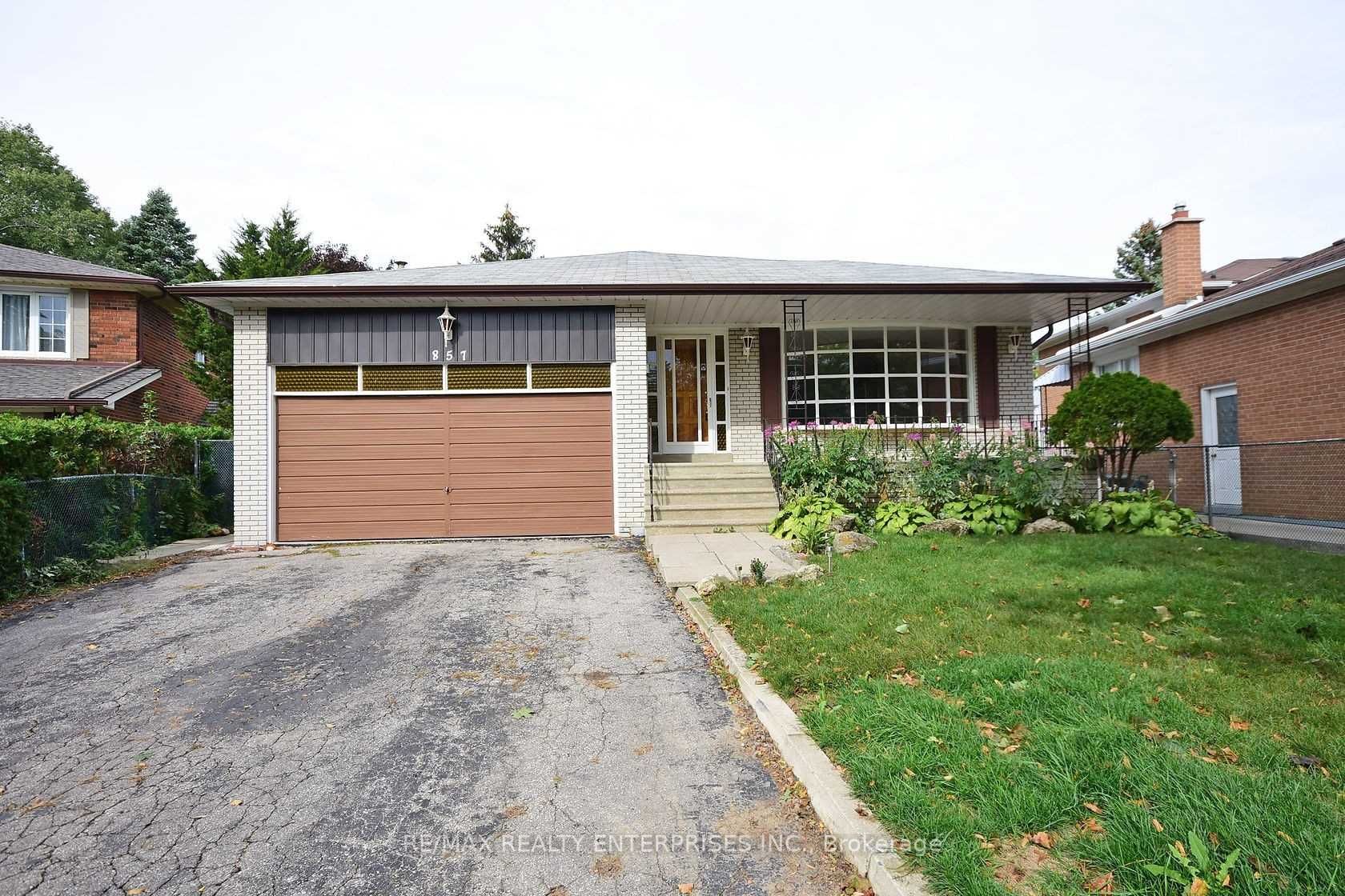 857 Hollowtree Cres Property Photo 1