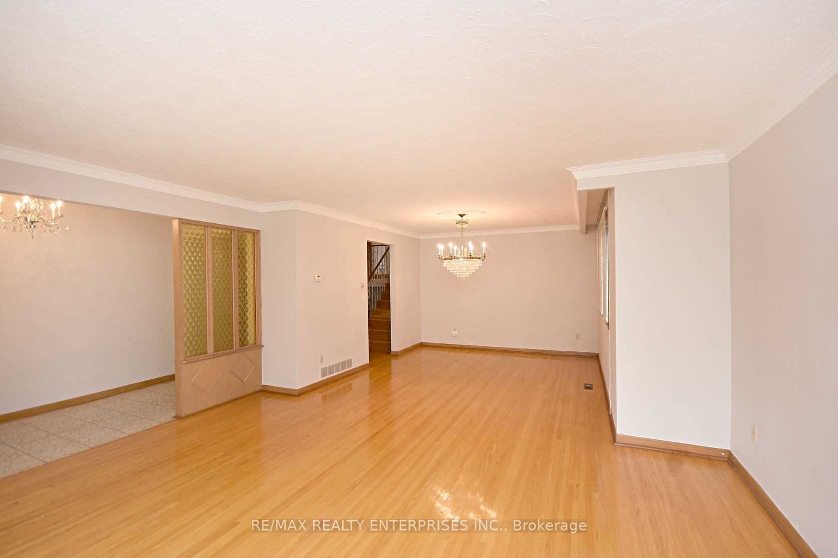 857 Hollowtree Cres Property Photo 3