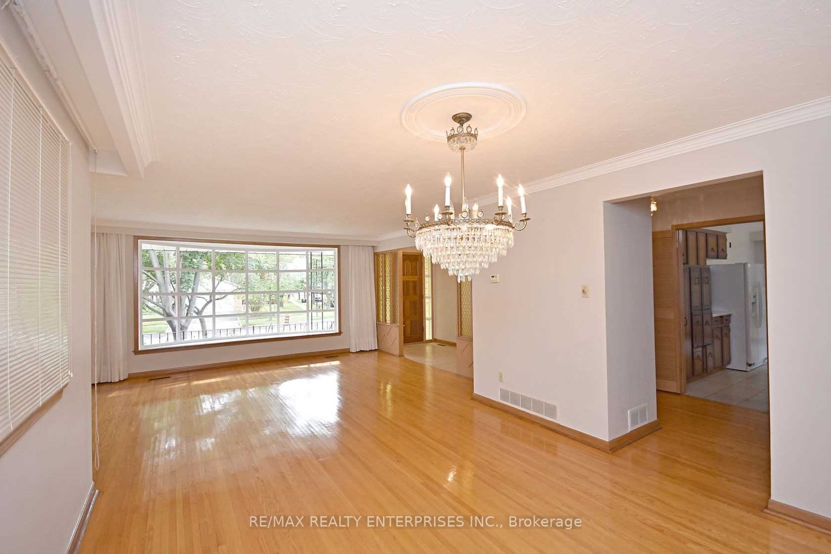 857 Hollowtree Cres Property Photo 4