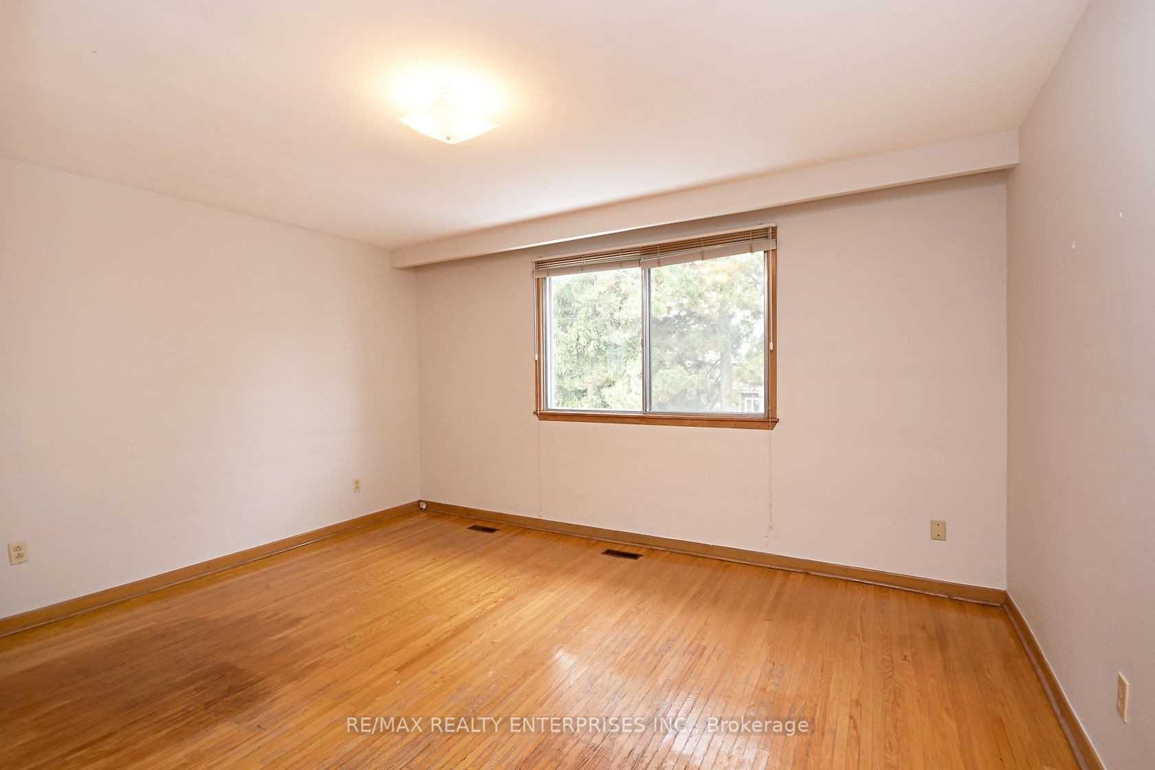 857 Hollowtree Cres Property Photo 6