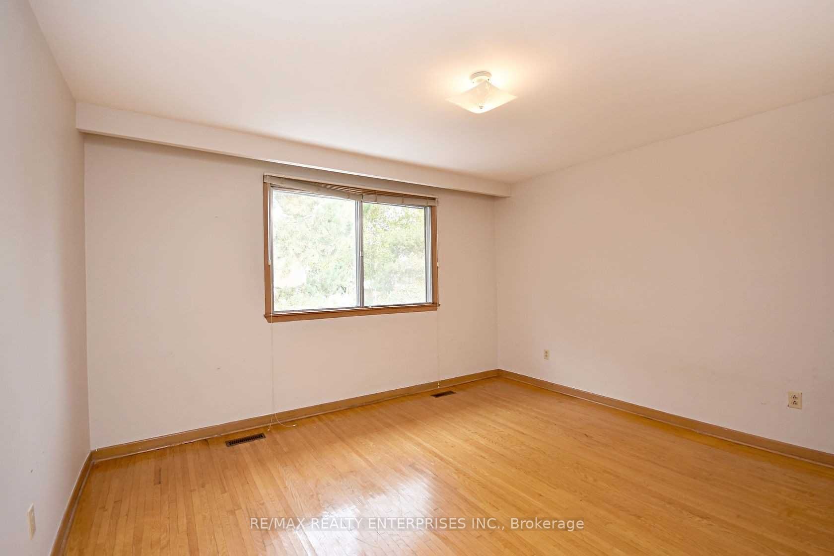857 Hollowtree Cres Property Photo 7