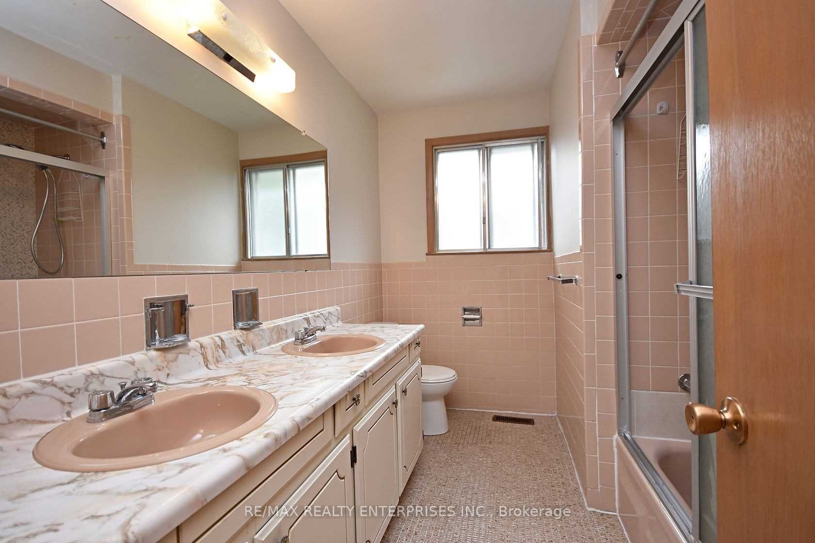 857 Hollowtree Cres Property Photo 9