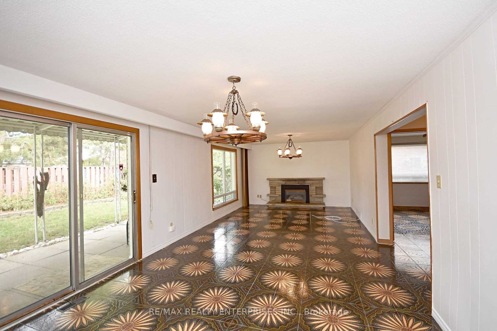 857 Hollowtree Cres Property Photo 10