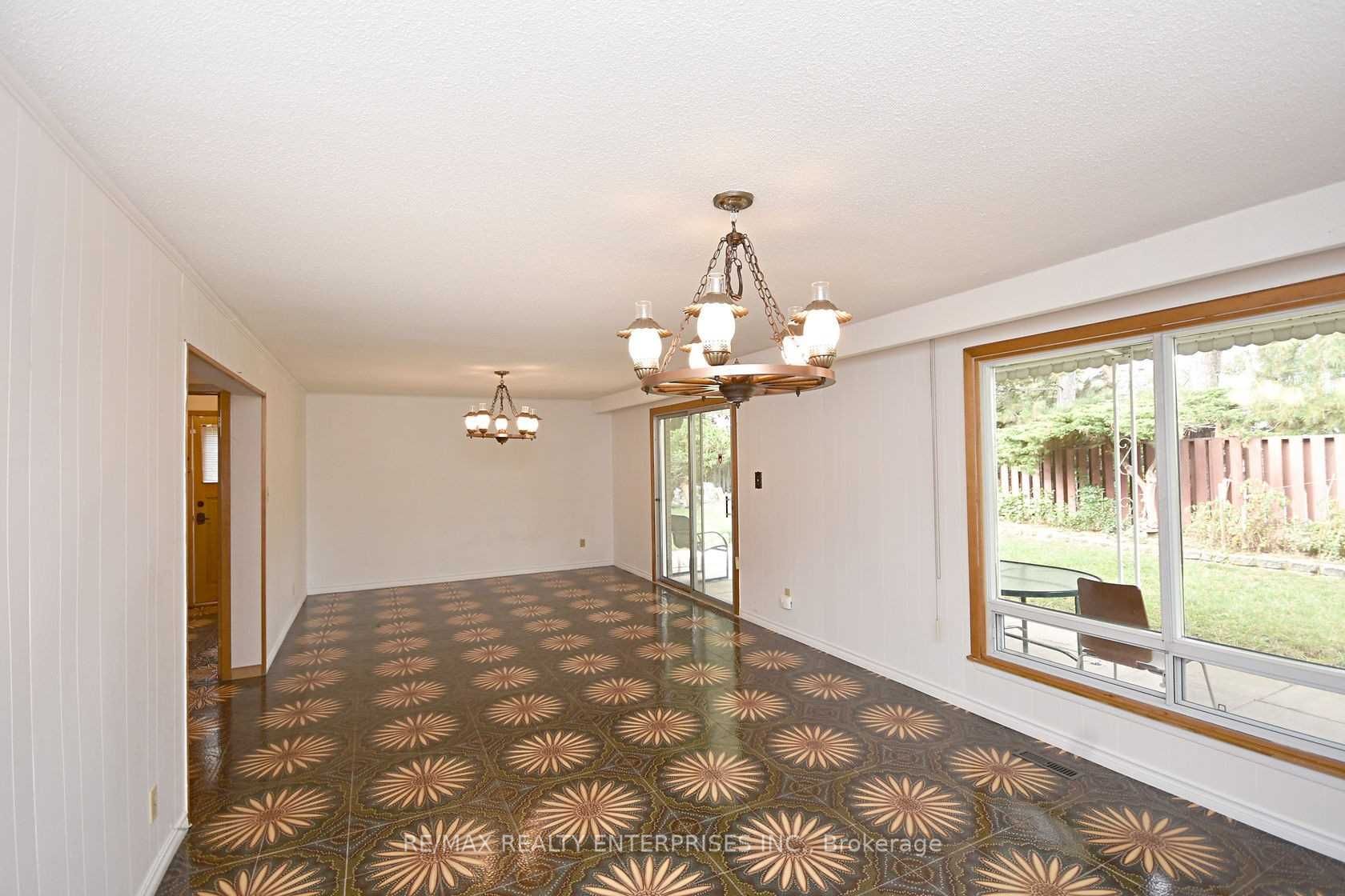 857 Hollowtree Cres Property Photo 11